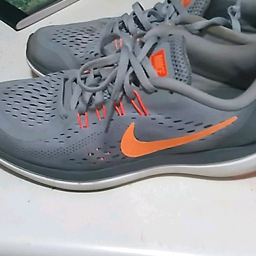 Nike pink and gray flex 2017 run